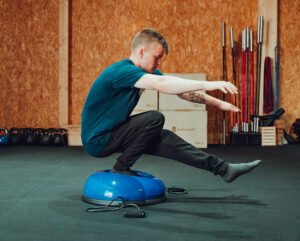 Travailler debout sur une balance board : posture, douleurs et bons réflexes