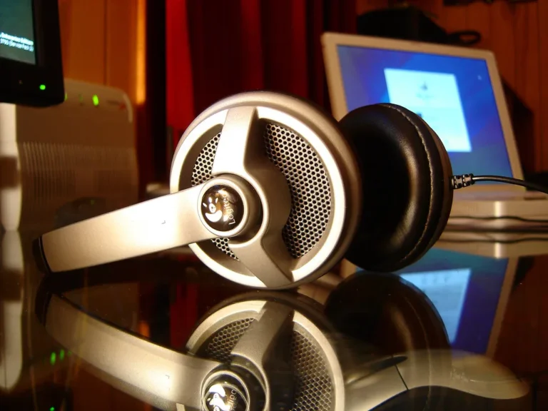 Quel casque pour travailler chez soi sans bruit ni fatigue ?