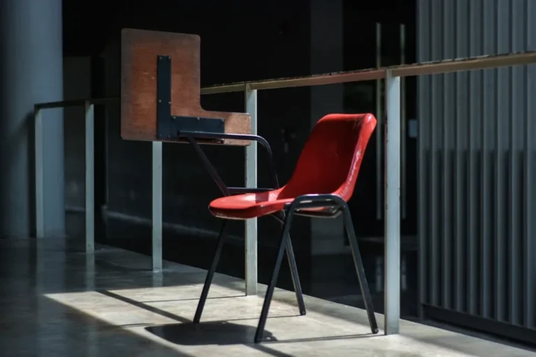Chaise assis-genoux : principe, profils concernés et vraies limites