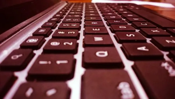 Taper sans casser ses poignets : l'intérêt d'un clavier split ou incliné