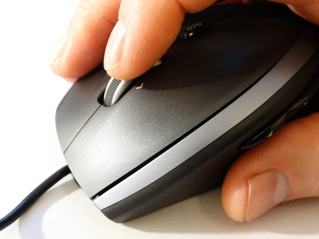 Souris verticale : ce que la prise en poignée de main change pour le poignet