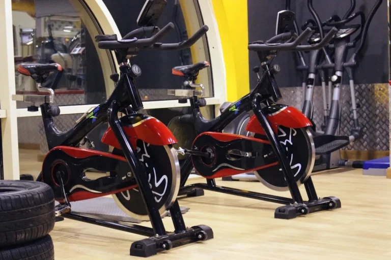 Faire du biking à la maison : ce qui change vraiment face au vélo d'appartement