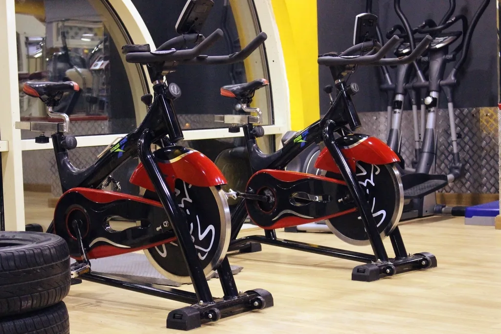 Faire du biking à la maison : ce qui change vraiment face au vélo d'appartement