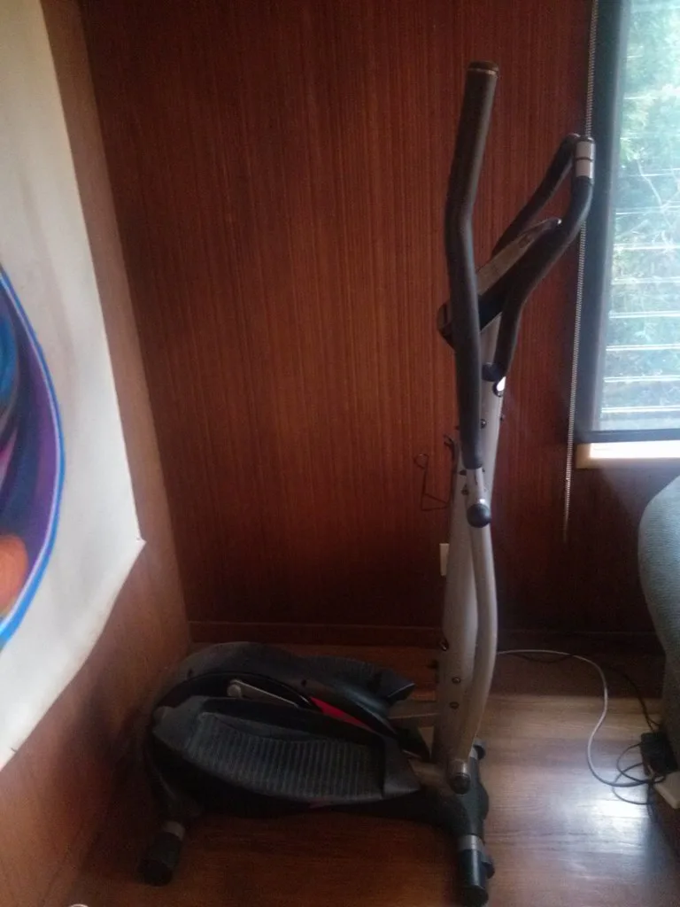 Vélo elliptique pliable : ce qu'il faut mesurer avant de l'installer dans un petit logement